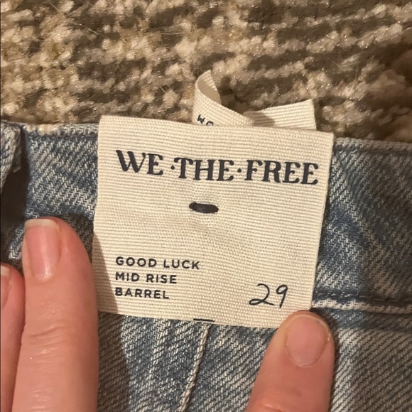 We The Free NWOT Good Luck Mid Rise Barrel Jeans-Light Wash - Picture 9 of 9